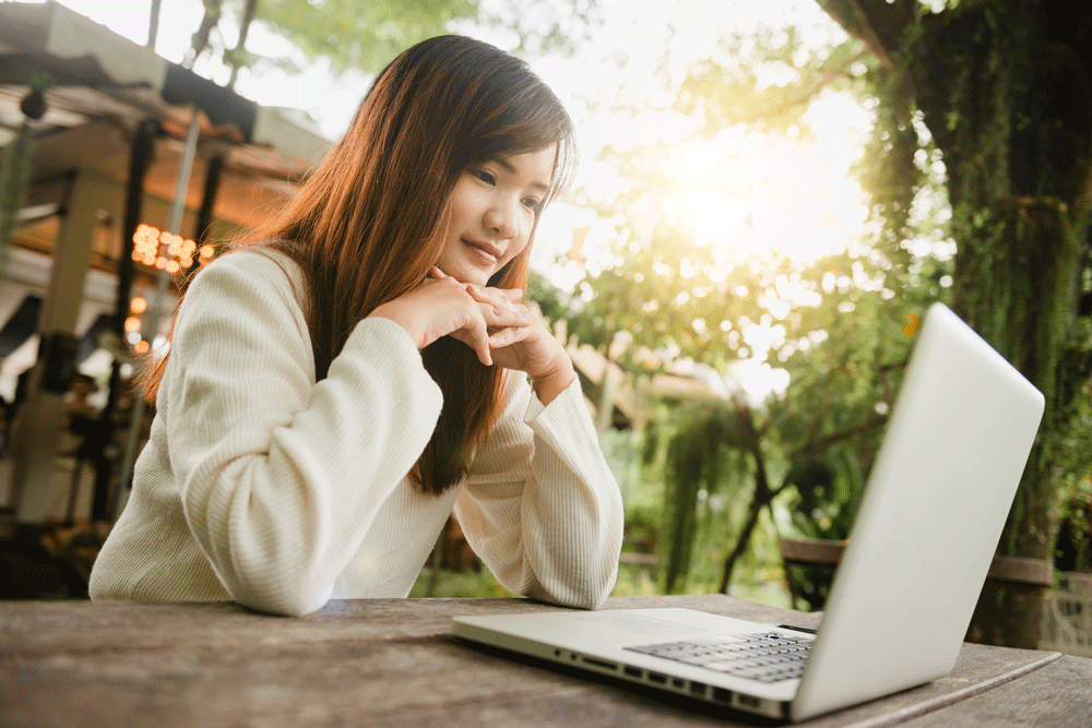 girl-reading-native-ad-on-laptop